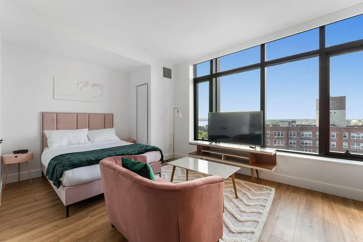 הקונטקטים של Sleek And Stylish Studio, Luxe Perks In Prime Spot